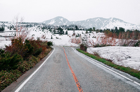 雪山地貌与道路图片