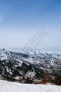 Japn奇特自然的雪山在著名冬季Tateymkurobe高山路线上观测日本山大的景象图片