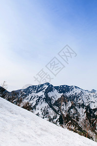 Japn奇特自然的雪山在著名冬季Tateymkurobe高山路线上观测日本山大的景象图片