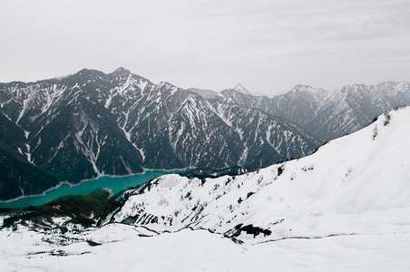 TateymkurobeAlpin路线上的雪山和大坝湖图片