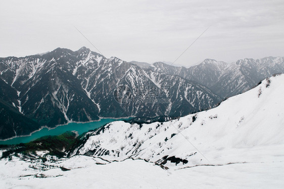 TateymkurobeAlpin路线上的雪山和大坝湖图片