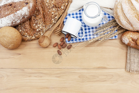 牛奶面包面包和鲜奶杏仁种子放在木桌上空地免费早餐和面包概念背景