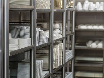 可在餐厅厨房使用的陶瓷板和其他器可在商业厨房使用的陶器图片