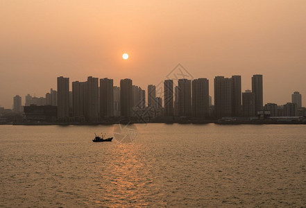 太阳在青岛高城天线后升起图片