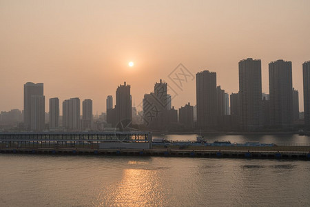 太阳在青岛高城天线后升起图片