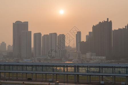 太阳在青岛高城天线后升起图片