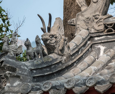 青岛附近罗山古老的陶瓦寺屋顶详情背景图片