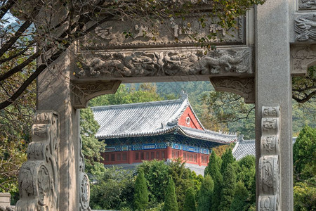 在青岛附近的罗山古老陶瓦寺背景图片