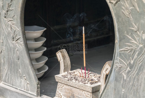 在青岛附近的罗山寺烧香图片