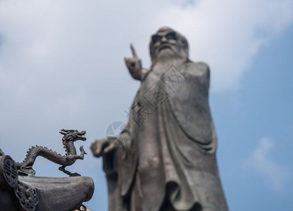 青岛附近的崂山太清宫老子雕像旁的小龙背景图片