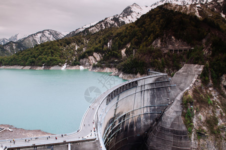 山与绿色的土库伊斯湖之间Kurobe大坝的自然景象这是Tateymkurobe高山路线的一部分图片