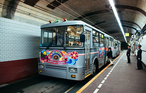 日本雅潘山隧道车搭乘客登机目的是转移材料图片