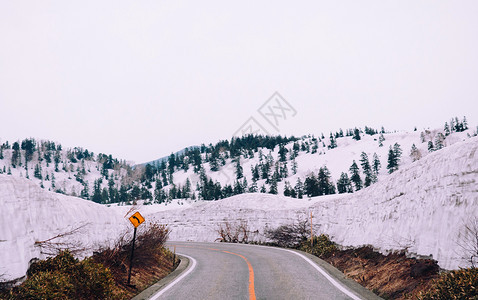 雪山地貌与道路图片