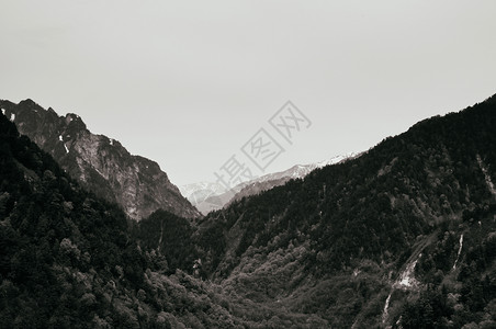 秋天Kurobe水坝山谷自然场景图片