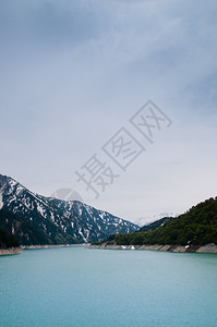 库罗贝大坝湖泊和雪山的自然景象图片