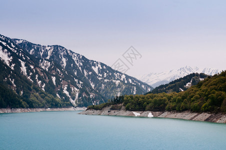 库罗贝大坝湖泊和雪山的自然景象图片