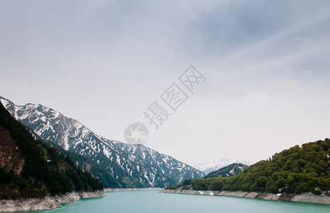 库罗贝大坝湖泊和雪山的自然景象图片