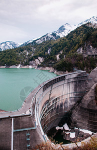 山与绿色的土库伊斯湖之间Kurobe大坝的自然景象这是Tateymkurobe高山路线的一部分图片