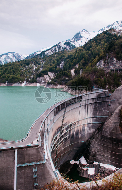 山与绿色的土库伊斯湖之间Kurobe大坝的自然景象这是Tateymkurobe高山路线的一部分图片