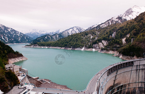 山与绿色的土库伊斯湖之间Kurobe大坝的自然景象这是Tateymkurobe高山路线的一部分图片