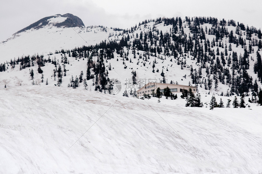 2013年5月8日雅潘山在潘阿尔卑斯山雪上的中加哈拉尔和白色建筑的异国自然景象Tateymkurobe高山路线图片
