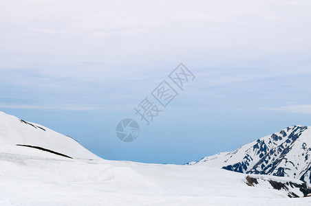 日本富山日本阿尔卑斯山脉的雪山taateyamakurobe高山在室道戴拉或室道站图片