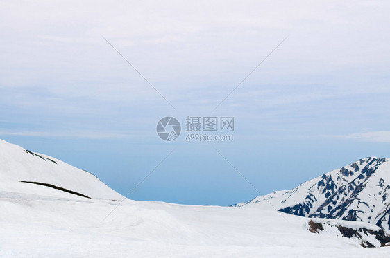 日本富山日本阿尔卑斯山脉的雪山taateyamakurobe高山在室道戴拉或室道站图片