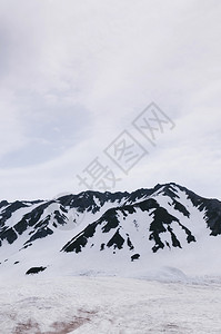 日本富山日本阿尔卑斯山脉的雪山taateyamakurobe高山在室道戴拉或室道站图片