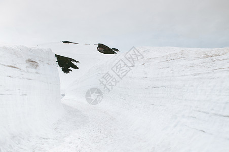 TateymkurobeAlpin路线的雪墙之间行走路线的空和平奇异自然景象图片