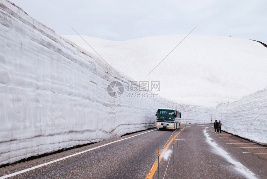 日本雅潘的公交行驶于雪墙之间道路视图图片