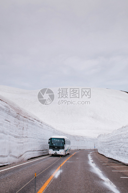 日本雅潘的公交行驶于雪墙之间道路视图图片