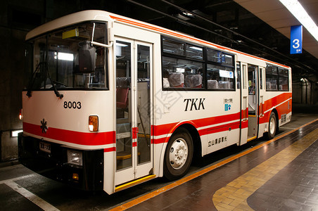 到亚马山雅潘泰山隧道的巴士图片