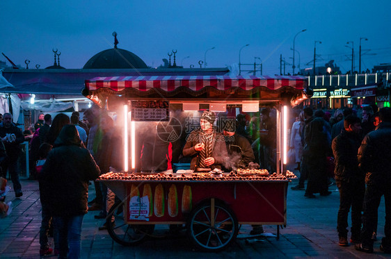 2017年月3日是土耳其的丹布尔火鸡传统红土耳其街食品站配有热烤栗子卖家与许多游客在埃米诺努地区站在一起图片