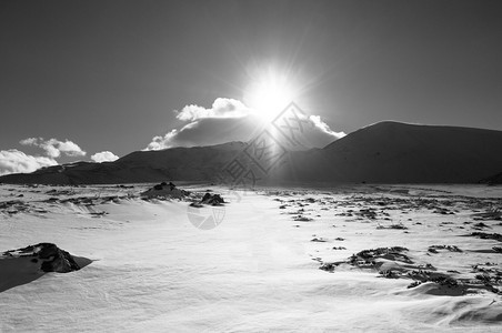 冬季在晴天的上满是雪的火山黑色和白的图像图片