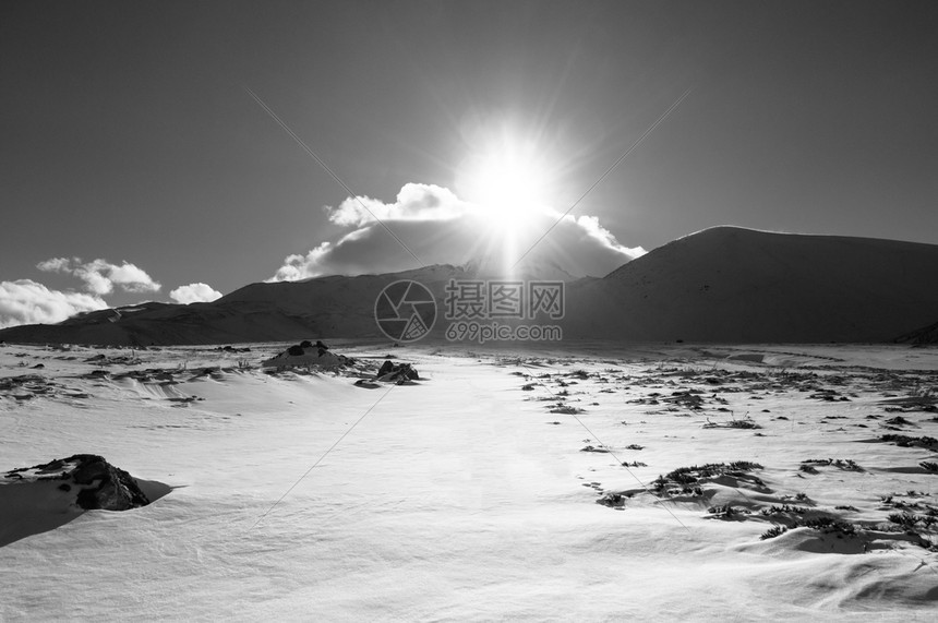 冬季在晴天的上满是雪的火山黑色和白的图像图片