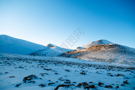 冬季在晴天的上满是雪的火山黑色和白的图像图片