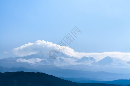 冬季在雾的一天部分空有云雾充满了雪的火山喷发图片