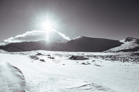 冬季在晴天的上满是雪的火山黑色和白的图像图片