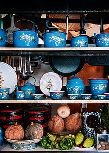 彩色花朵涂有古老的代花粉各种餐具蓝瓷菜瓜锅木架上的杯子和托盘图片