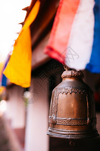 位于泰国湄南河赵海佛寺的古老铜钟图片