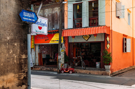 2013年夏天在songkhlagm街著名历史区songkhlatind古老的街牌和有色地方商店图片