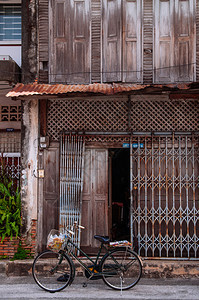 2013年夏天在songkhlagm街著名历史区songkhlatind老式自行车和当地旧木屋图片