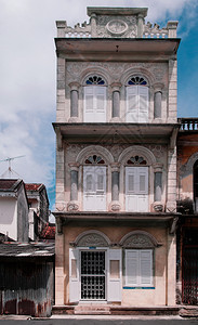 2013年8月日的songkhlatind古老的土族殖民建筑夏季在songkhlag街著名历史区有工匠外表图片