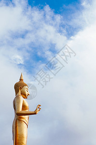 站在金芽的雕像或fhrabudhmongklmahrj在明亮的天空下帽子雅伊市政公园歌唱khla泰兰图片