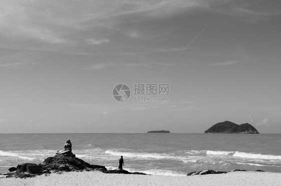 2013年8eb013Songkhlatind游客在美人鱼青铜雕像附近行走图片
