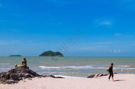 2013年8eb013Songkhlatind游客在美人鱼青铜雕像附近行走图片