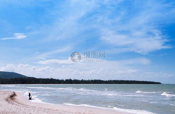 夏季著名的Samil海滩景蓝色天空散落云雾图片