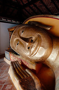 2013年8feb013thongklatind古老的笑脸微笑面容黄金的仰卧芽watphko或ratchprdishn寺庙在sa图片