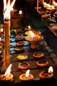 光油蜡烛或Beswax蜡烛在吉拉钟节泰兰佛教和平温暖的信仰图片