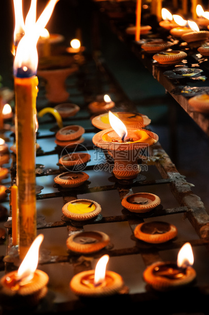 光油蜡烛或Beswax蜡烛在吉拉钟节泰兰佛教和平温暖的信仰图片